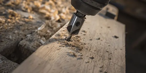 Holz wird mit einem Holzbohrer bearbeitet