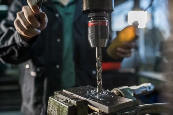 Anwendungsbeispiel HSS-Boherer - Bohren in Metall mit einer Standbohrmaschine